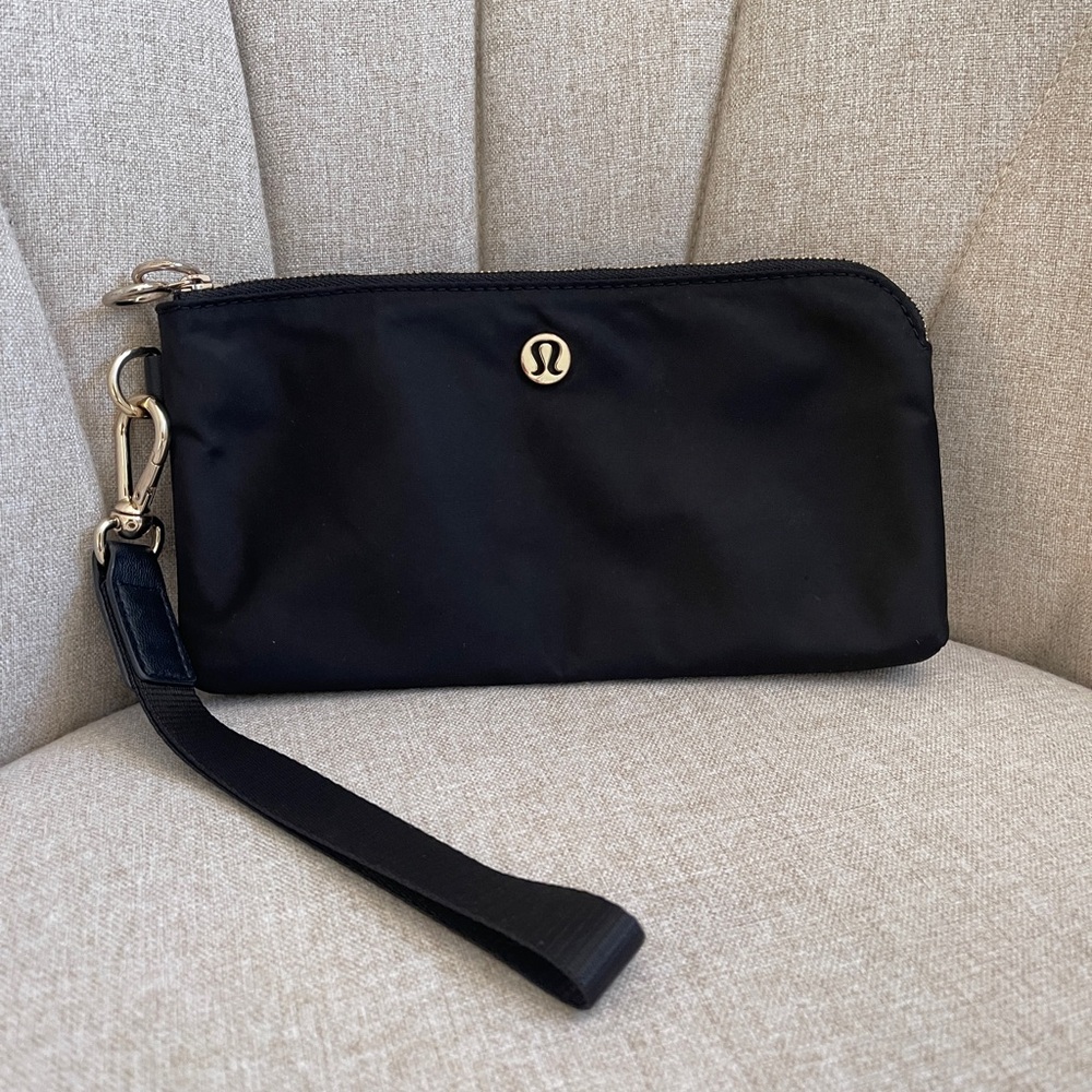 Lululemon wallet curved wristlet
